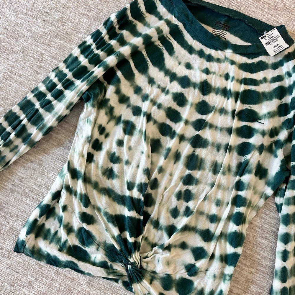 NWT VICTORIA’S SECRET PINK GREEN AND WHITE LONG SLEEVE CREW NECK SHIRT - Picture 2 of 2